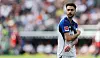 Fabio Vieira vom HSV steht im Stadion vor unscharfer Kulisse mit verschränkten Armen.