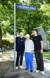 Mete Öztunali, Ilka Seeler und Levin Öztunali an der Uwe-Seeler-Allee