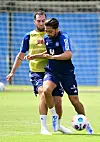 Die HSV-Neuzugänge Levin Öztunali und Immanuel Pherai (r.) waren bei der ersten Einheit direkt mittendrin.