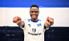 Patson Daka im HSV-Trikot vor blauer, weißer und schwarzer Wand im Trainingslager in Längenfeld.