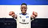Patson Daka im HSV-Trikot vor blauer, weißer und schwarzer Wand im Trainingslager in Längenfeld.