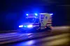 Ein Rettungswagen fährt am Abend mit Blaulicht zu einem Einsatz. (Symbolbild)