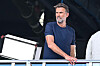 Jürgen Klopp steht an der Balustrade im Stadion und blickt auf das WM-Finale zwischen Spanien und Argentinien.