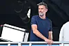 Jürgen Klopp steht an der Balustrade im Stadion und blickt auf das WM-Finale zwischen Spanien und Argentinien.