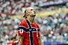 Erling Haaland im norwegischen Trikot blickt im WM-Spiel gegen England im Hard Rock Stadium nach oben.