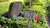 Gräber auf dem Arnisser Friedhof haben QR-Codes. Hier das Grab der Familie Jaich.