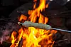 Stockbrot und Lagerfeuer: So kann ein Sommerabend ausklingen.