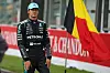 George Russell von Mercedes-AMG F1 Team steht vor einer belgischen Flagge in Spa-Francorchamps.