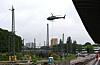 Hubschrauber hebt alten Signalmast an der Bahnstrecke zwischen Altona und Diebsteich ab.