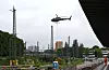 Hubschrauber hebt alten Signalmast an der Bahnstrecke zwischen Altona und Diebsteich ab.