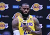 LeBron James im gelben Lakers-Trikot vor einer Wand mit Lakers- und UCLA-Health-Logos.