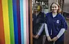 MOPO-Reporterin Emilia Skibbe steht vor einer Regenbogenwand und schaut in die Kamera.