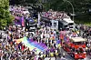 CSD-Parade mit Regenbogenflagge, Trucks und dichtem Menschenzug auf dem Steindamm in Hamburg
