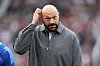 Tyson Fury steht im grauen Pullover im Old Trafford und greift sich an den Kopf.