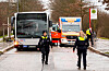 Einsatzkräfte sichern in Hamburg-Neuallermöhe eine Unfallstelle mit Linienbus ab.