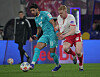 Nicolas Seiwald und Muhammed Damar kämpfen in der Red Bull Arena um den Ball.