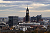 Hamburger Skyline mit Elbphilharmonie, Michel und Tower am Michel unter Wolken.