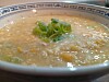 Schale mit cremiger Suppe und Schnittlauch auf einem Tisch