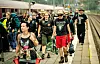 Wacken-Besucher steigen am Bahnhof Itzehoe aus dem Metal Train aus.