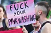 Demonstrierende in Berlin-Kreuzberg mit Schild „Fuck your Pinkwashing“ auf der Urbanstraße.