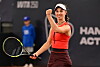 Tamara Korpatsch jubelt auf dem Tennisplatz in Hamburg nach einem Punktgewinn.