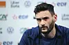Hugo Lloris guckt fragend auf einer Pressekonferenz.