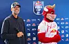 Jürgen Klopp neben dem RB-Leipzig-Maskottchen Bulli vor der Red-Bull-Wings-Cup-Wand in Leipzig