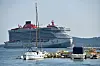 Scarlet Lady von Virgin Voyages im Hafen von Zadar, vor Anker mit Segelbooten im Vordergrund.