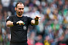 Schiedsrichter Bastian Dankert zeigt im Weserstadion eine Entscheidung beim Spiel Werder Bremen gegen Borussia Dortmund.