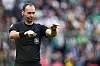 Schiedsrichter Bastian Dankert zeigt im Weserstadion eine Entscheidung beim Spiel Werder Bremen gegen Borussia Dortmund.
