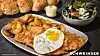 Schnitzel mit Spiegelei, Kartoffelecken, Dip und Salat bei Schweinske.