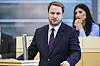 Christopher Vogt (FDP) spricht im Landtag, im Hintergrund sitzt eine Frau an einem Pult.