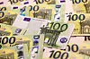 Zahlreiche 100-Euro-Scheine liegen dicht nebeneinander auf einem Tisch.