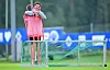 Merlin Polzin steht auf einer roten Leiter hinter einem Mini-Tor beim HSV-Training in Längenfeld.