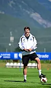 Trainer Merlin Polzin vom Hamburger SV steht im Trainingslager in Längenfeld auf dem Rasen vor Bergen.