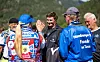Merlin Polzin gibt Fans des Hamburger SV im Trainingslager in Längenfeld die Hand.