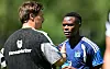 Merlin Polzin spricht mit Patson Daka beim HSV-Training in Längenfeld.
