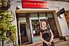 Lindsay Bennet steht vor dem Irish Pub „Shamrock“ in der Glashüttenstraße.