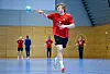 Martin Hovde wirft beim Trainingsauftakt von Handball Sport Verein Hamburg in der Halle.