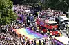 CSD-Parade in Hamburg mit Regenbogenbanner, Trucks und dicht gedrängten Teilnehmenden auf dem Steindamm.