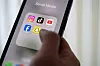 Person hält Smartphone mit Social-Media-Apps wie Instagram, TikTok, YouTube, Facebook und Snapchat.
