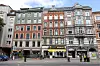 Einsatzkräfte vor einem einsturzgefährdeten Haus an der Holstenstraße in Hamburg-Altona.