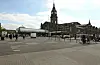 Hamburger Hauptbahnhof am Heidi-Kabel-Platz mit Vorplatz, Reisenden und Fahrrädern in St. Georg.