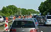 Stau auf der A23 bei Pinneberg-Nord: Autos fahren an einer Baustelle vorbei.
