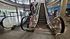 Zwei gesperrte Rolltreppen mit Absperrband in einem Einkaufszentrum