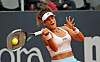 Mayar Sherif schlägt bei den MSC Hamburg Ladies Open am Rothenbaum einen Ball vor dunkler Bande.