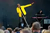 Seal singt auf der Bühne der Zitadelle Spandau, mit gelber Jacke und ausgestrecktem Arm.