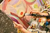 Person malt mit Pinsel an abstrakter Leinwand im Atelier