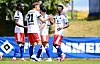 Patson Daka und HSV-Spieler jubeln nach dem Tor gegen Heidenheim in Kematen.
