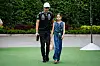 Andrea Kimi Antonelli mit seiner Schwester Maggie beim Formel-1-GP in Singapur auf dem Gelände.